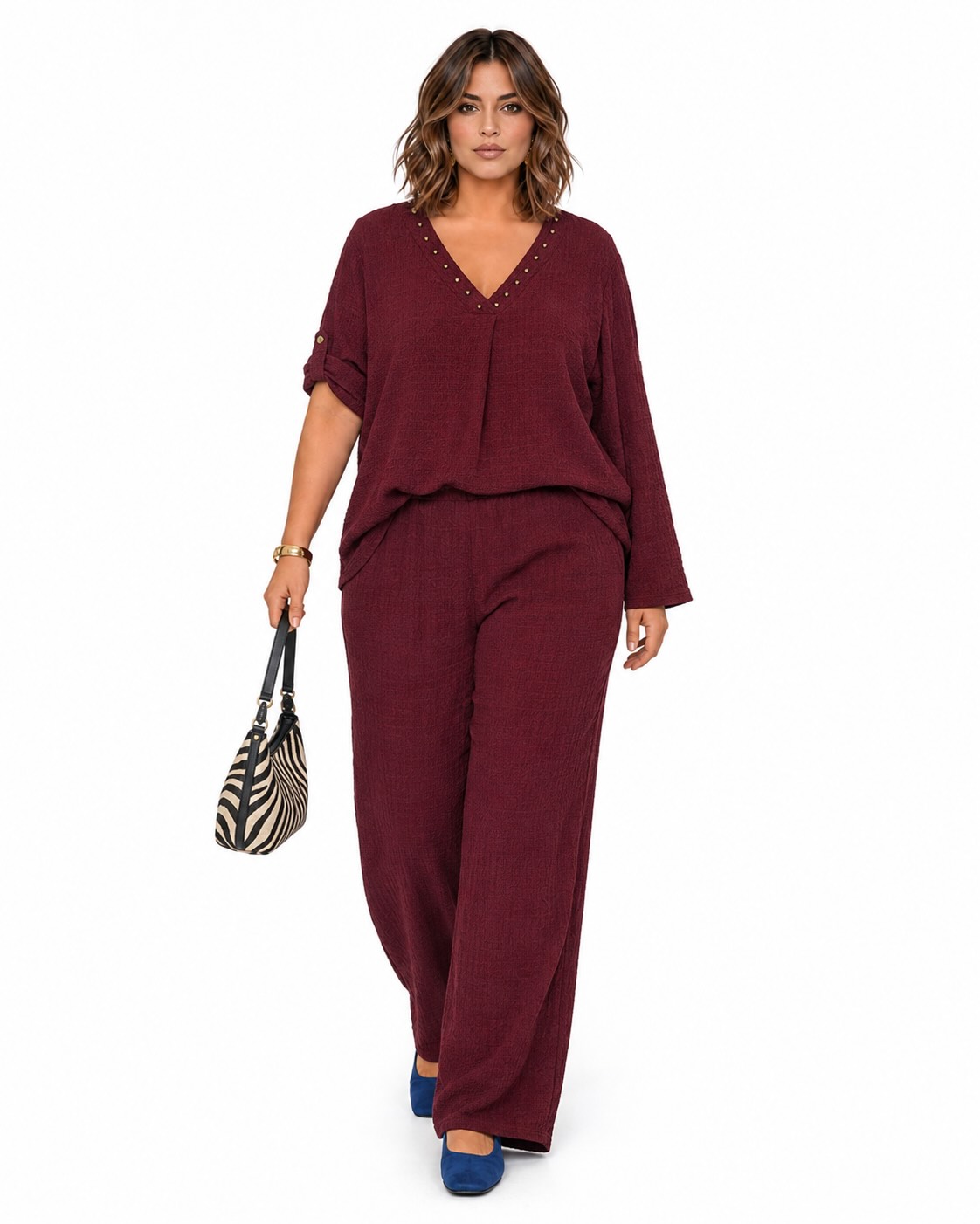 total look Blusa y pantalón del conjunto texturizado burdeos con escote de pico y tachas