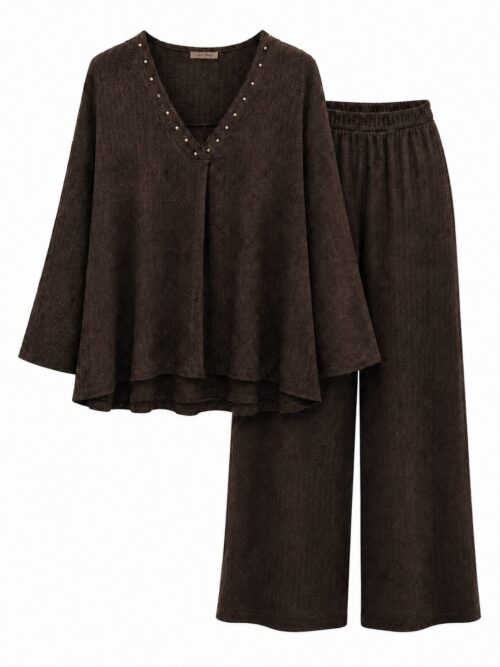Blusa y pantalón del conjunto texturizado marrón con escote de pico y tachas