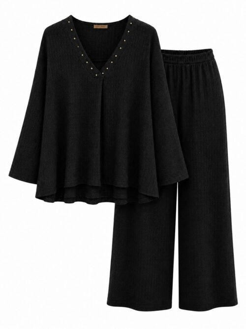 Blusa y pantalón del conjunto texturizado negro con escote de pico y tachas