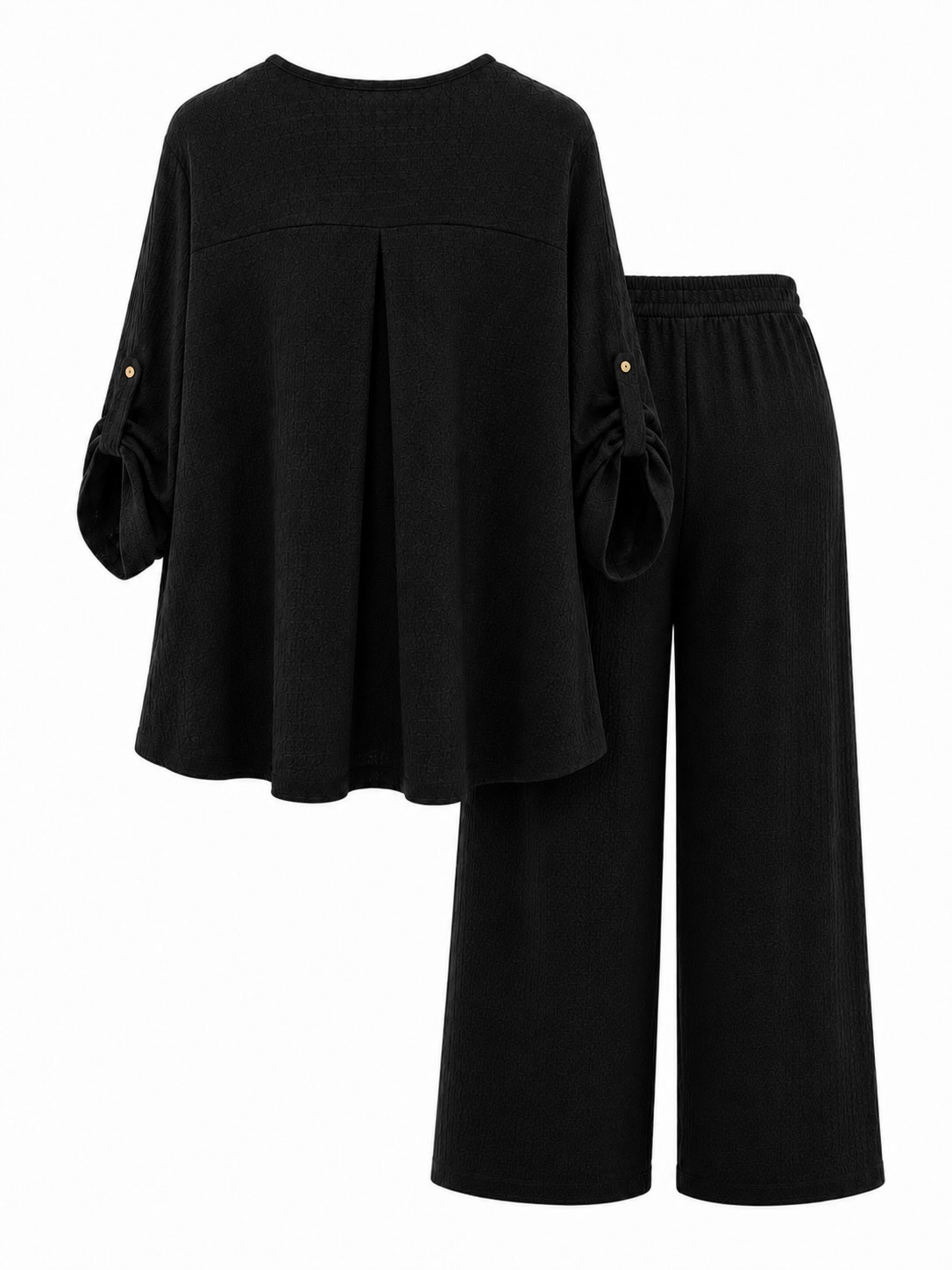Vista de la espalda de la blusa y el pantalón texturizado negro con pliegue central