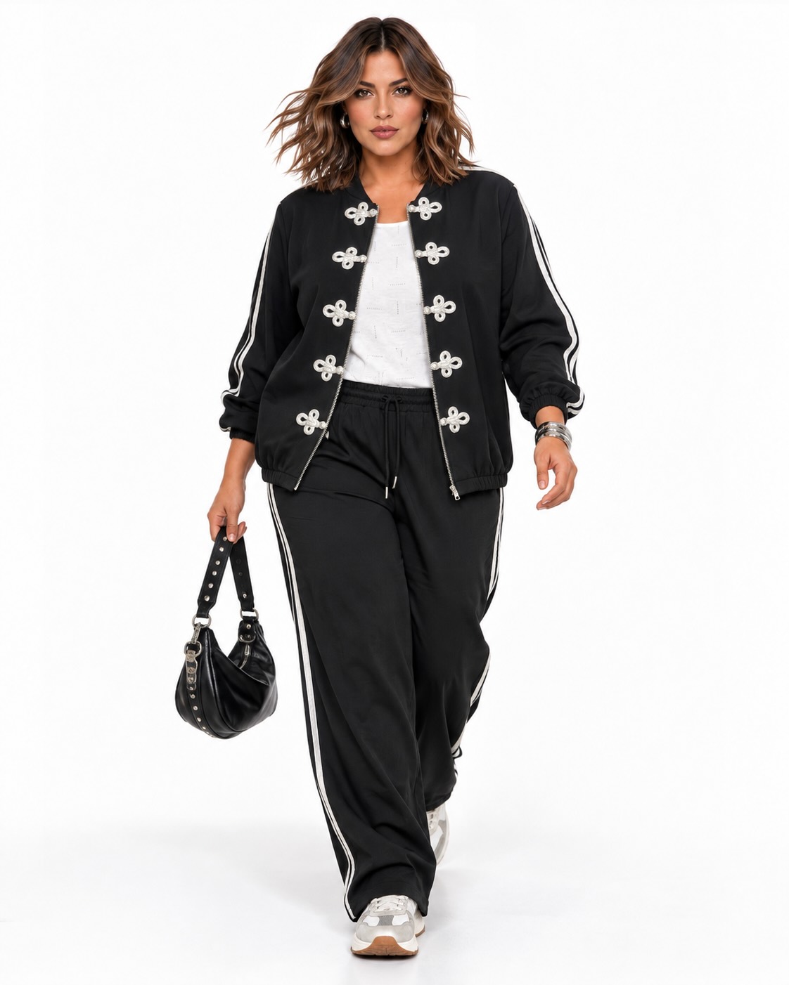Look completo Conjunto Tokio negro de mujer curvy con chaqueta de detalles blancos y pantalón de pierna amplia