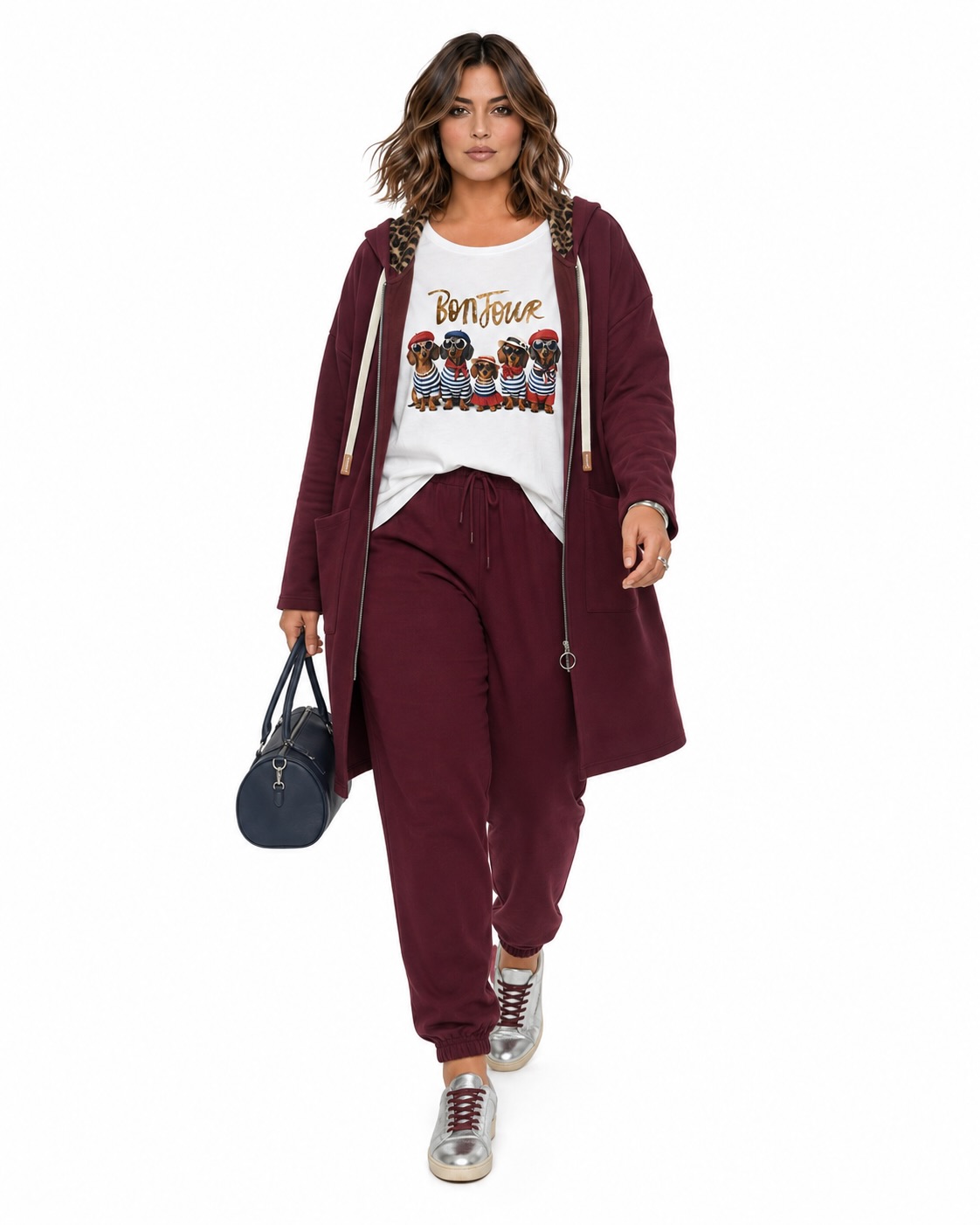 Look completo Chaqueta burdeos con capucha, detalle de leopardo, cremallera y bolsillos delanteros