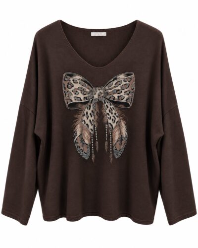 Jersey lazo chocolate con estampado animal print, plumas y detalles de pedrería
