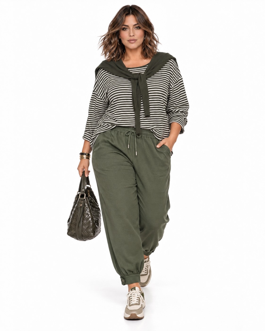 Look completo Jersey marinero capa kaki para mujer curvy con rayas en crudo y pieza superior anudada integrada
