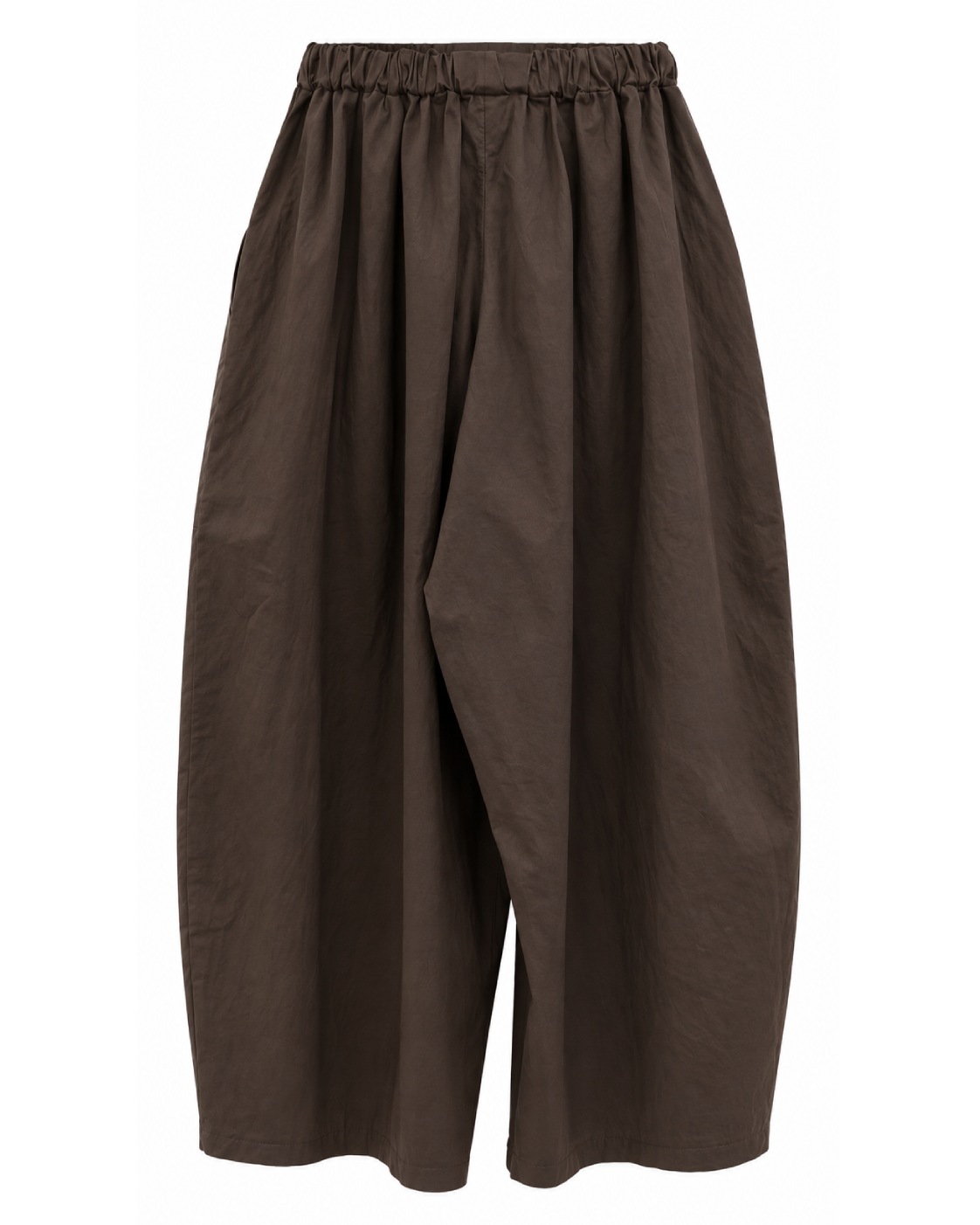 Pantalón barrel chocolate de mujer curvy en algodón, vista de espalda con cintura elástica y silueta amplia efecto globo