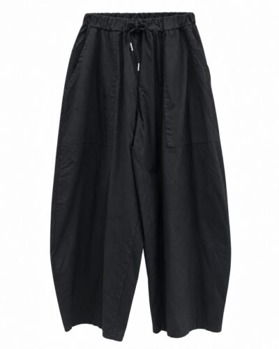 Pantalón barrel negro de mujer curvy con cintura elástica, cordón ajustable y bolsillos, vista delantera