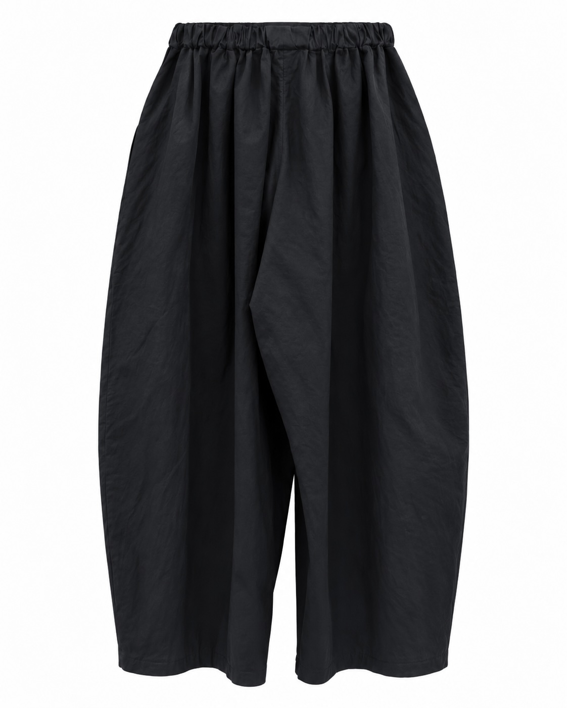 Pantalón barrel negro de mujer curvy con cintura elástica y pernera de volumen redondeado, vista de espalda