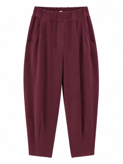 Pantalón carrot cintura elástica burdeos con bolsillos laterales y corte relajado