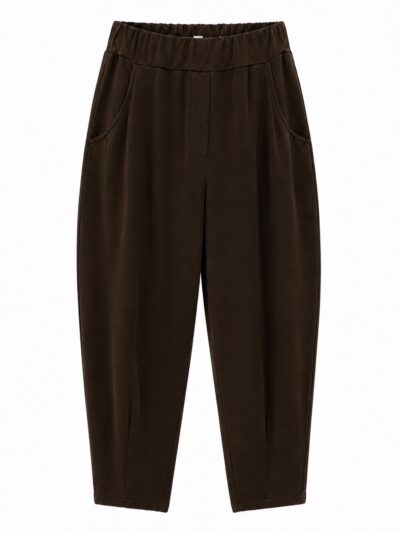 Pantalón carrot marrón chocolate con cintura elástica y bolsillos delanteros