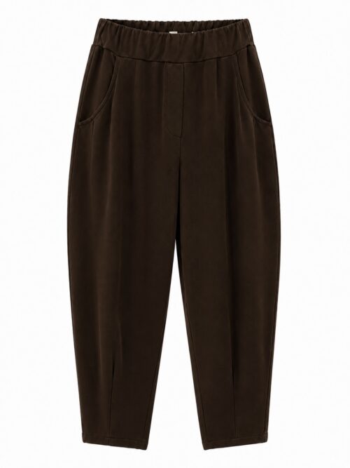 Pantalón carrot marrón chocolate con cintura elástica y bolsillos delanteros