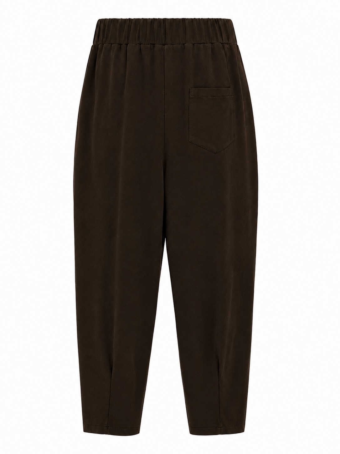 Vista lateral del pantalón carrot marrón chocolate de corte relajado