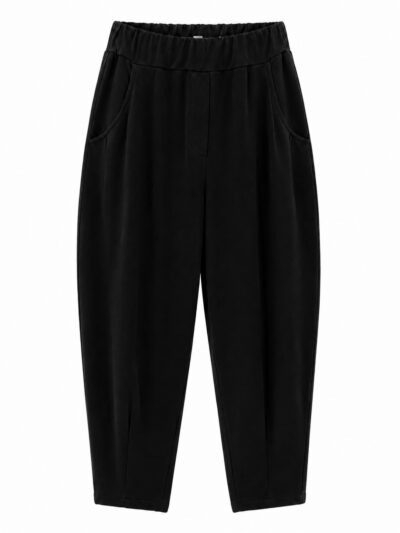 Pantalón carrot negro con cintura elástica y bolsillos delanteros