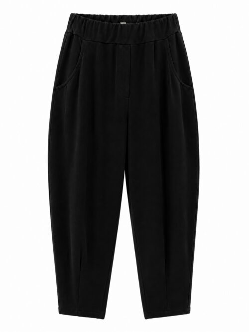 Pantalón carrot negro con cintura elástica y bolsillos delanteros