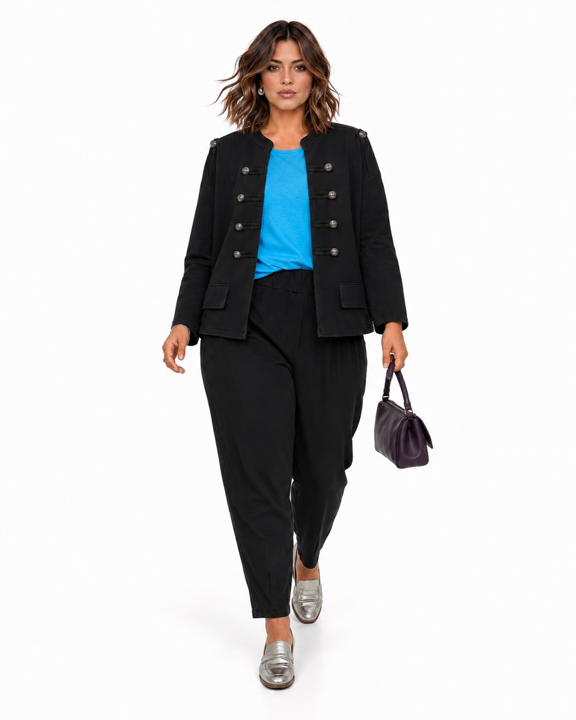Look completo pantalón carrot negro con cintura elástica y bolsillos delanteros