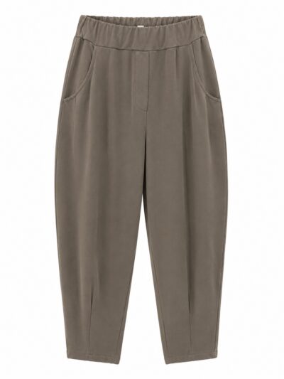 Pantalón carrot topo con cintura elástica y bolsillos delanteros