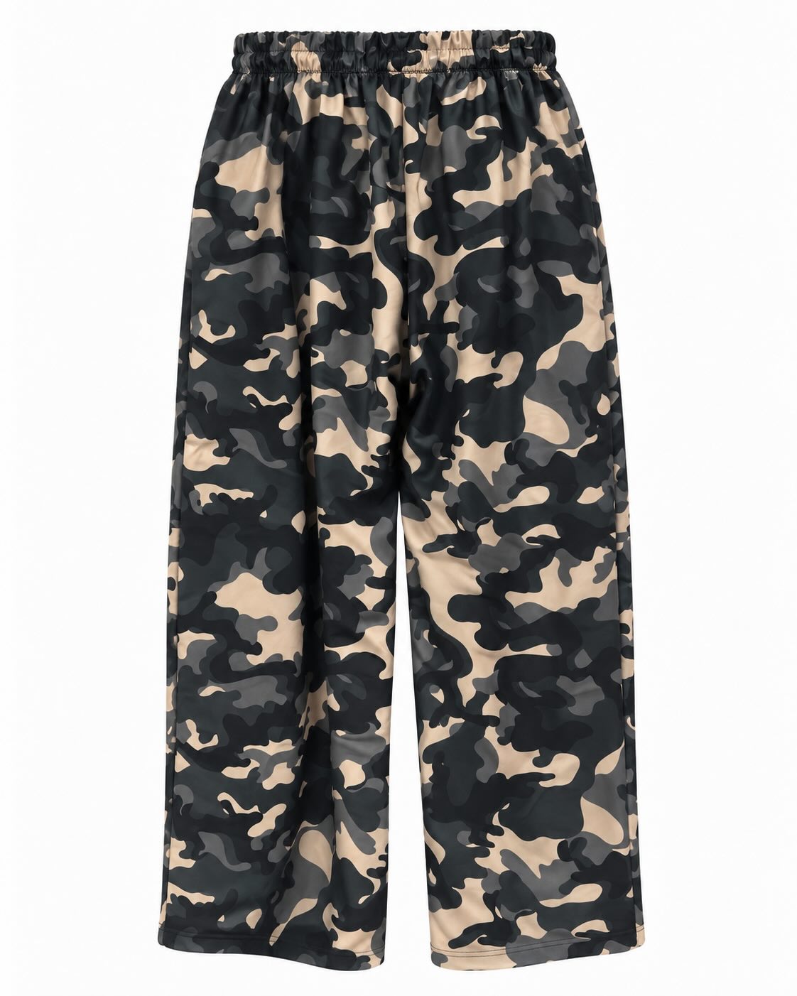 Pantalón militar gris de mujer curvy con estampado camuflaje visto de espalda