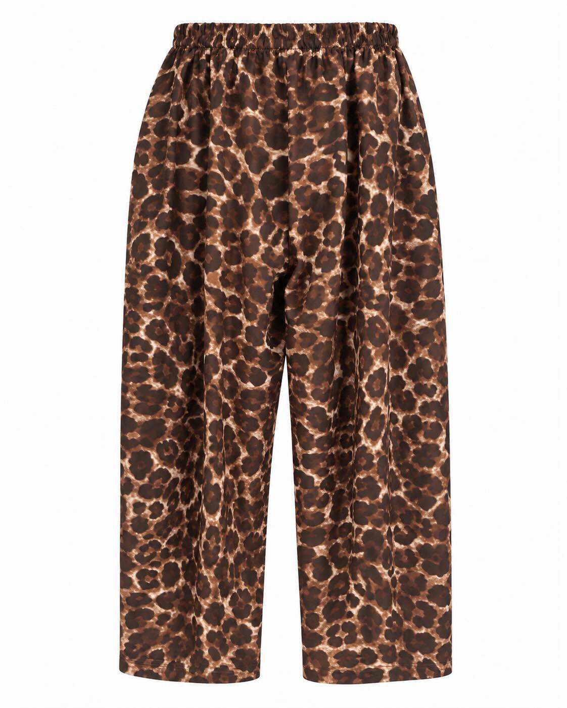 Pantalón safari marrón de mujer curvy con estampado animal visto de espalda