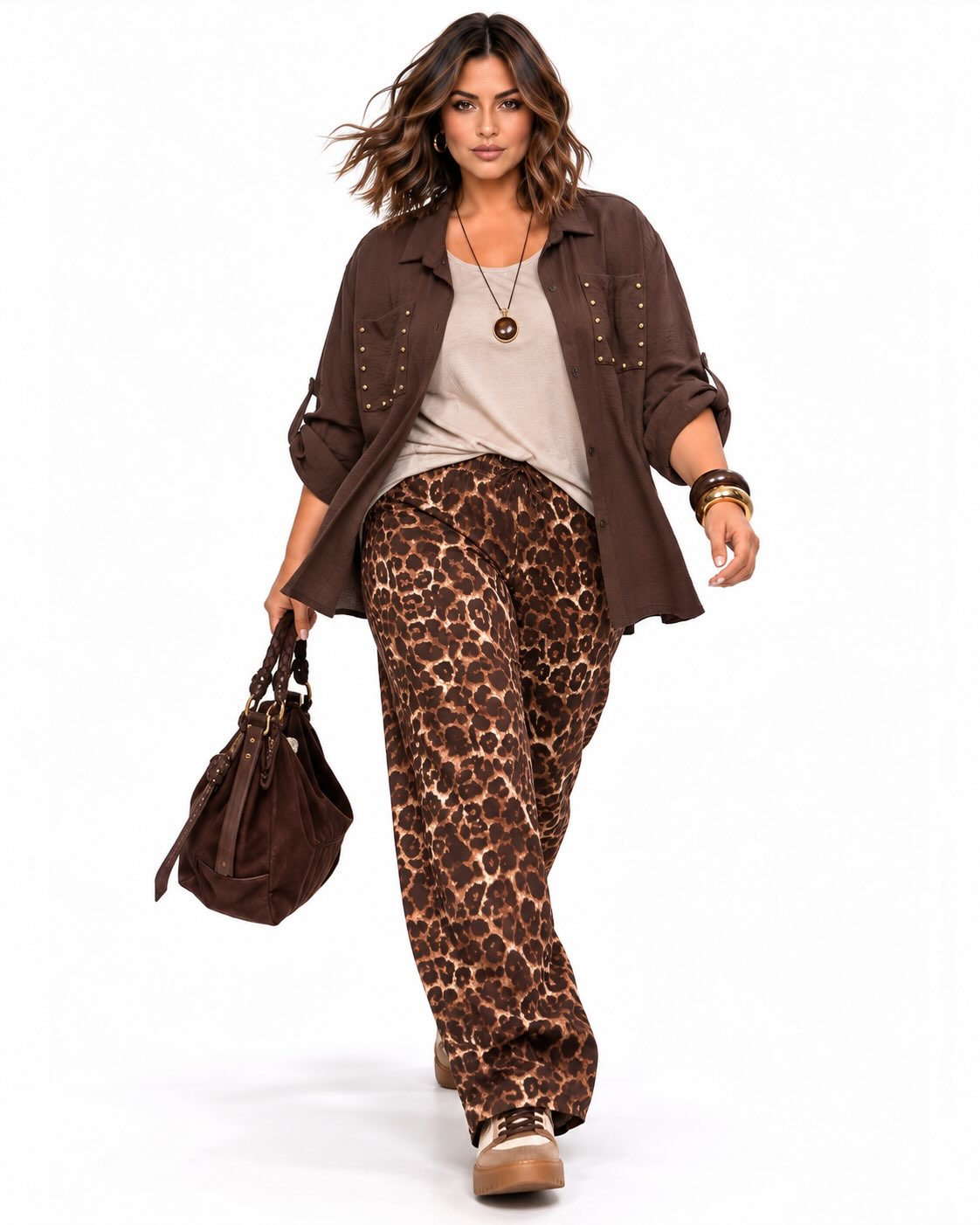 Look completo Pantalón safari marrón de mujer curvy con estampado animal, cintura elástica y cordón