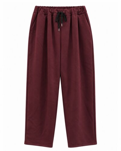 Pantalón jogger casual burdeos de mujer curvy en neopreno suave, con cintura elástica, cordón ajustable, pinzas y bolsillos, vista delantera