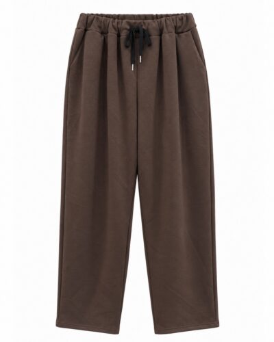 Pantalón jogger casual chocolate de mujer curvy en neopreno suave, con cintura elástica, cordón ajustable, pinzas y bolsillos, vista delantera