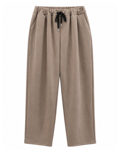 Pantalón jogger casual topo de mujer curvy en neopreno suave, con cintura elástica, cordón ajustable, pinzas y bolsillos, vista delantera