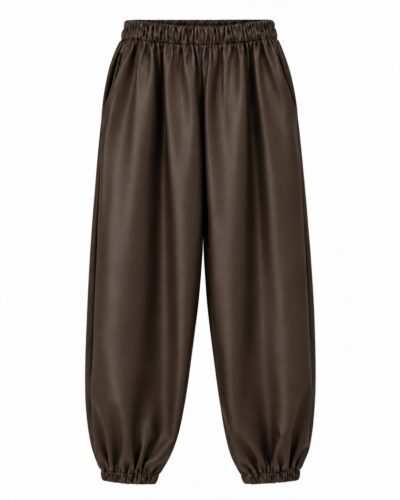 Pantalón jogger efecto piel chocolate para mujer curvy con cintura elástica, bolsillos laterales y bajo fruncido