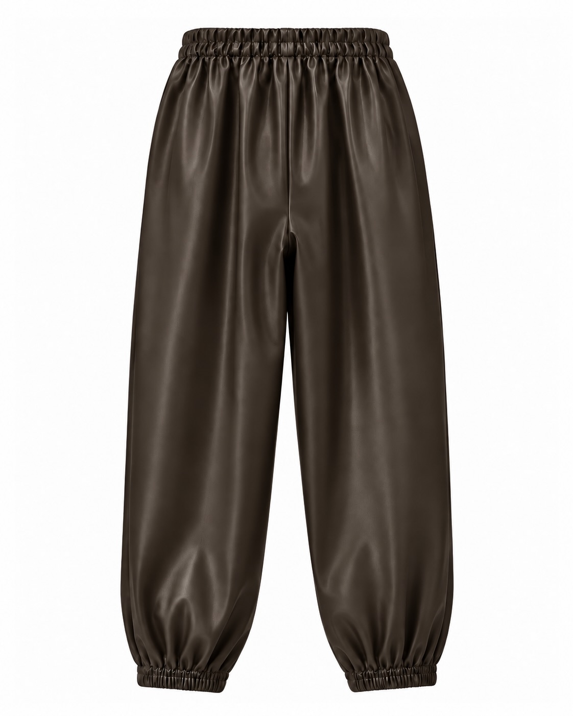 Pantalón jogger efecto piel chocolate para mujer curvy visto de espalda con cintura elástica y acabado ajustado en el tobillo