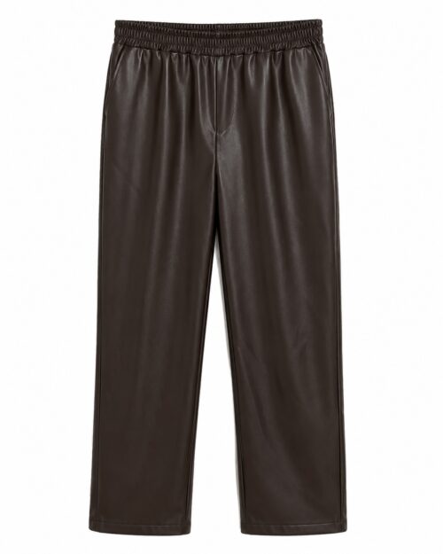 Pantalón recto efecto piel marrón con cintura elástica y bolsillos
