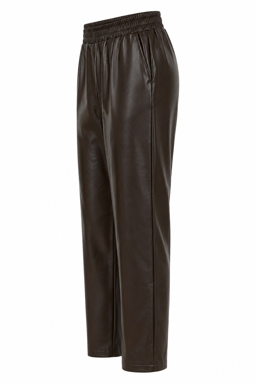 Vista lateral del pantalón recto efecto piel marrón de tejido suave