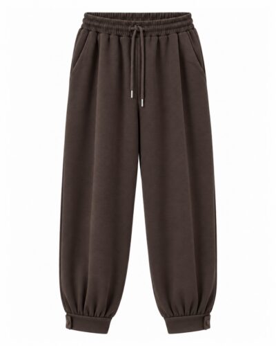 Pantalón jogger globo chocolate con cintura elástica, cordón y bolsillos laterales