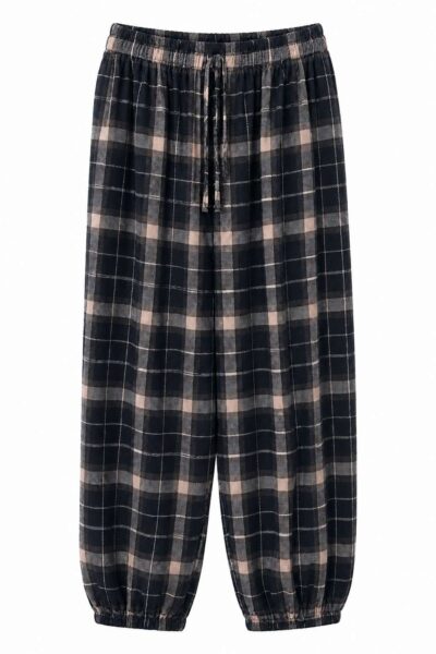 Delantero pantalón negro de cuadros escoceses con cintura y bajos elásticos.