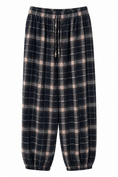 Delantero pantalón negro de cuadros escoceses con cintura y bajos elásticos.