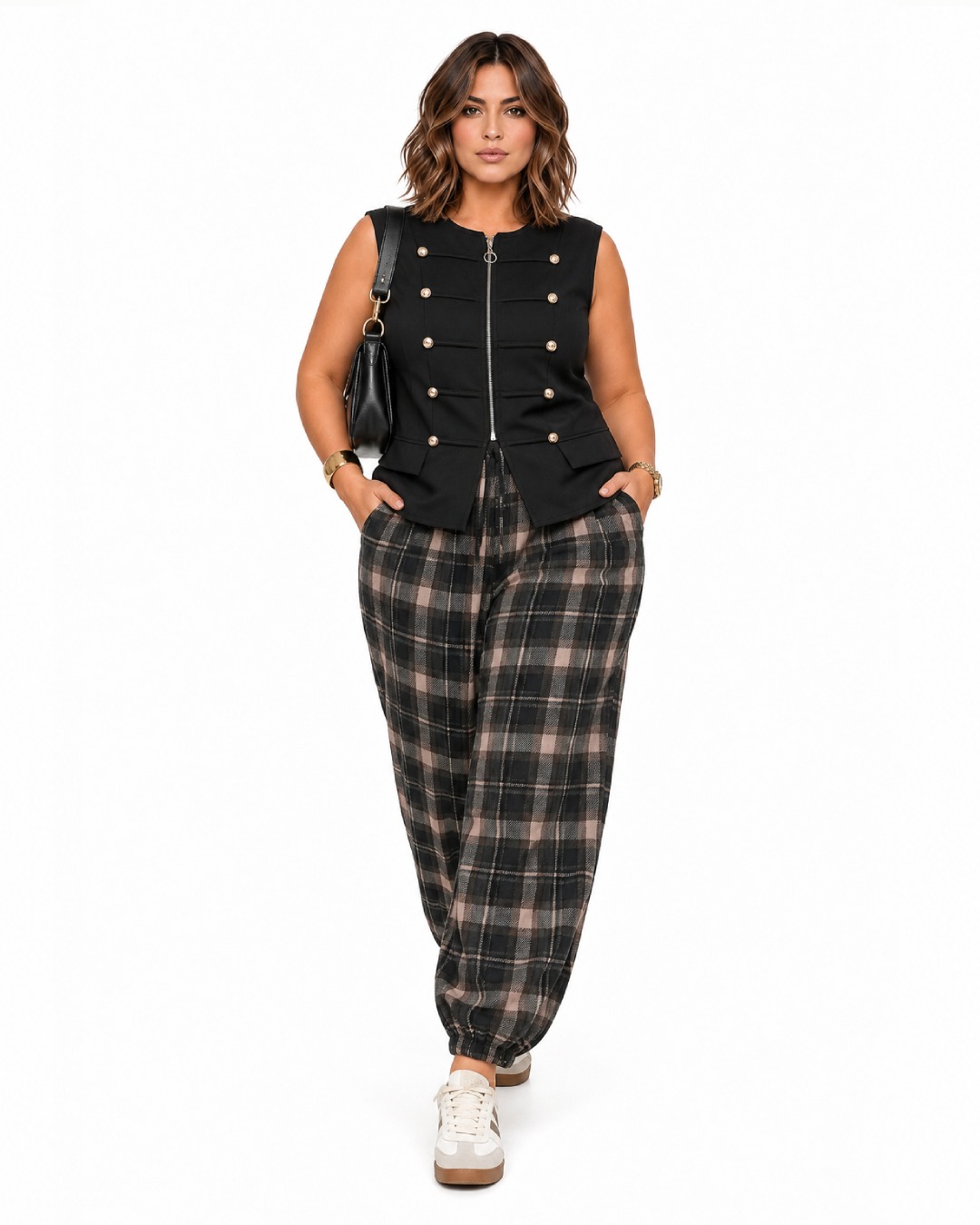 Look completo Delantero chaleco negro de estilo militar con cremallera, bolsillos y botones dorados.