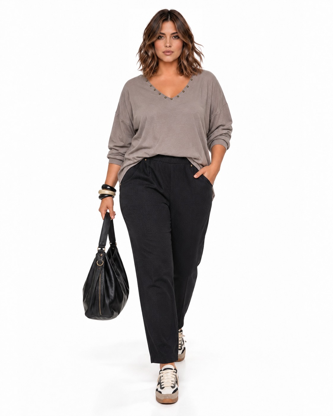 Look completo Pantalón textura negro con cintura elástica, bolsillos delanteros y detalles metálicos