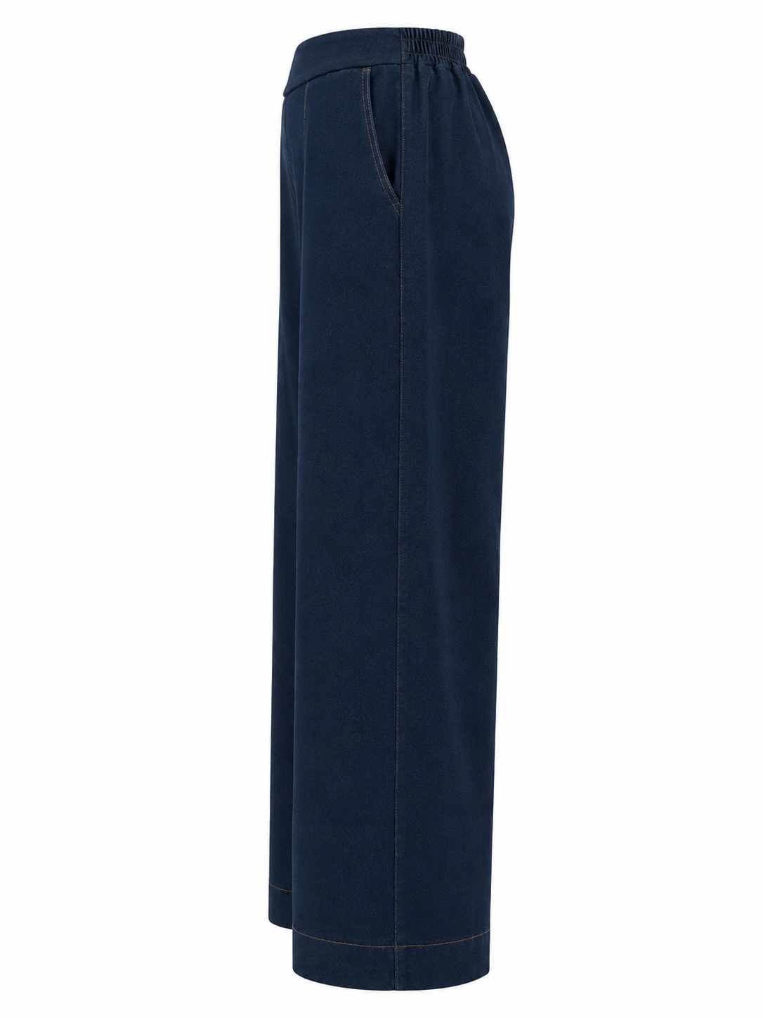 Vista lateral del pantalón vaquero wide leg azul oscuro de pernera ancha