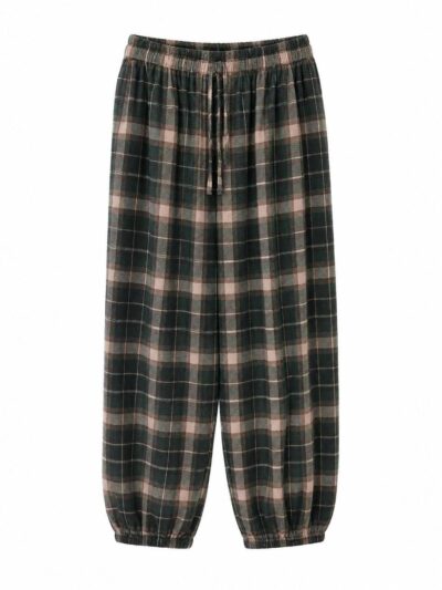 Delantero pantalón verde de cuadros escoceses con cintura y bajos elásticos.