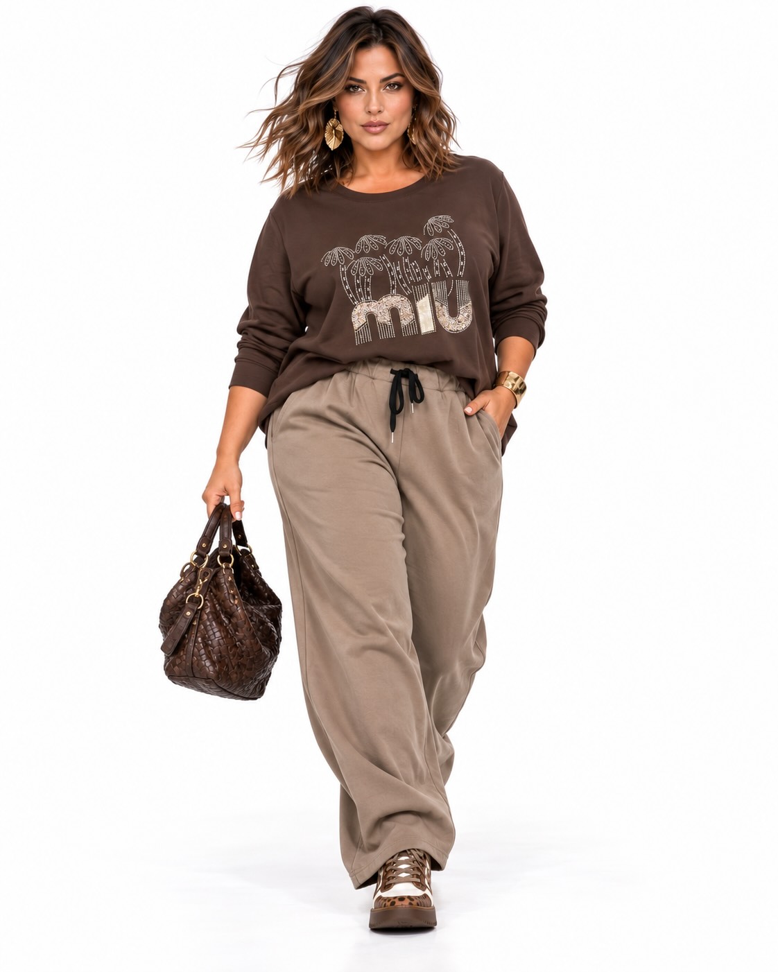 Look completo Sudadera Miu chocolate mujer curvy con pedrería frontal y manga larga