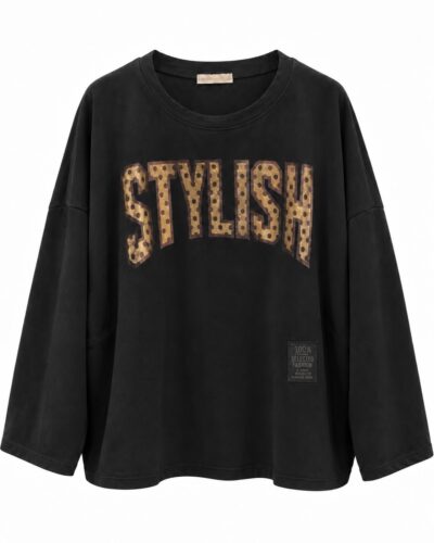 Sudadera Stylish negra con letras animal print en el delantero, manga larga y laterales redondeados.