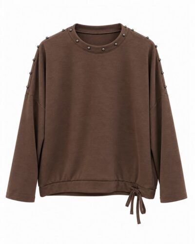 Sudadera tachas chocolate para mujer con cuello redondo y bajo ajustable