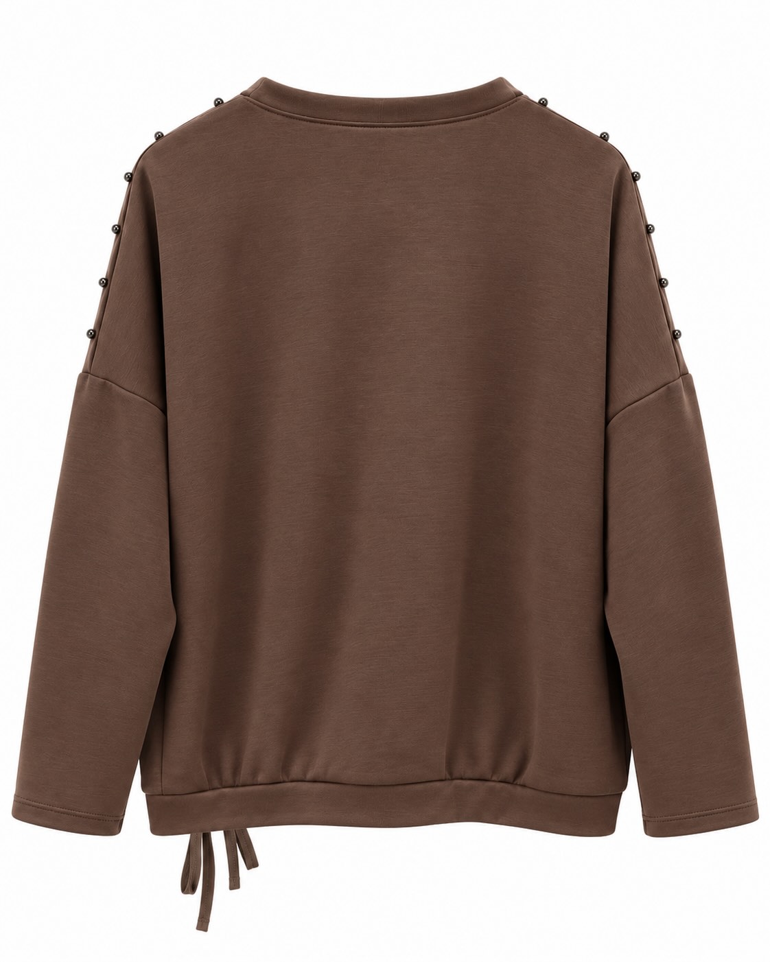 Sudadera tachas chocolate para mujer vista de espalda con corte amplio