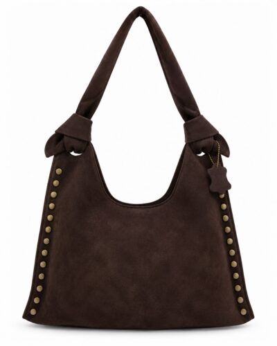 Bolso hobo tachas chocolate con asa larga y detalles metálicos laterales