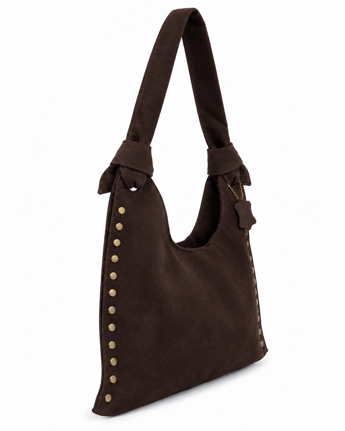 Bolso hobo tachas chocolate vista lateral con silueta flexible y asa de hombro