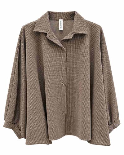Camisa capa beige amplia con botones delanteros, cuello camisero y manga ancha