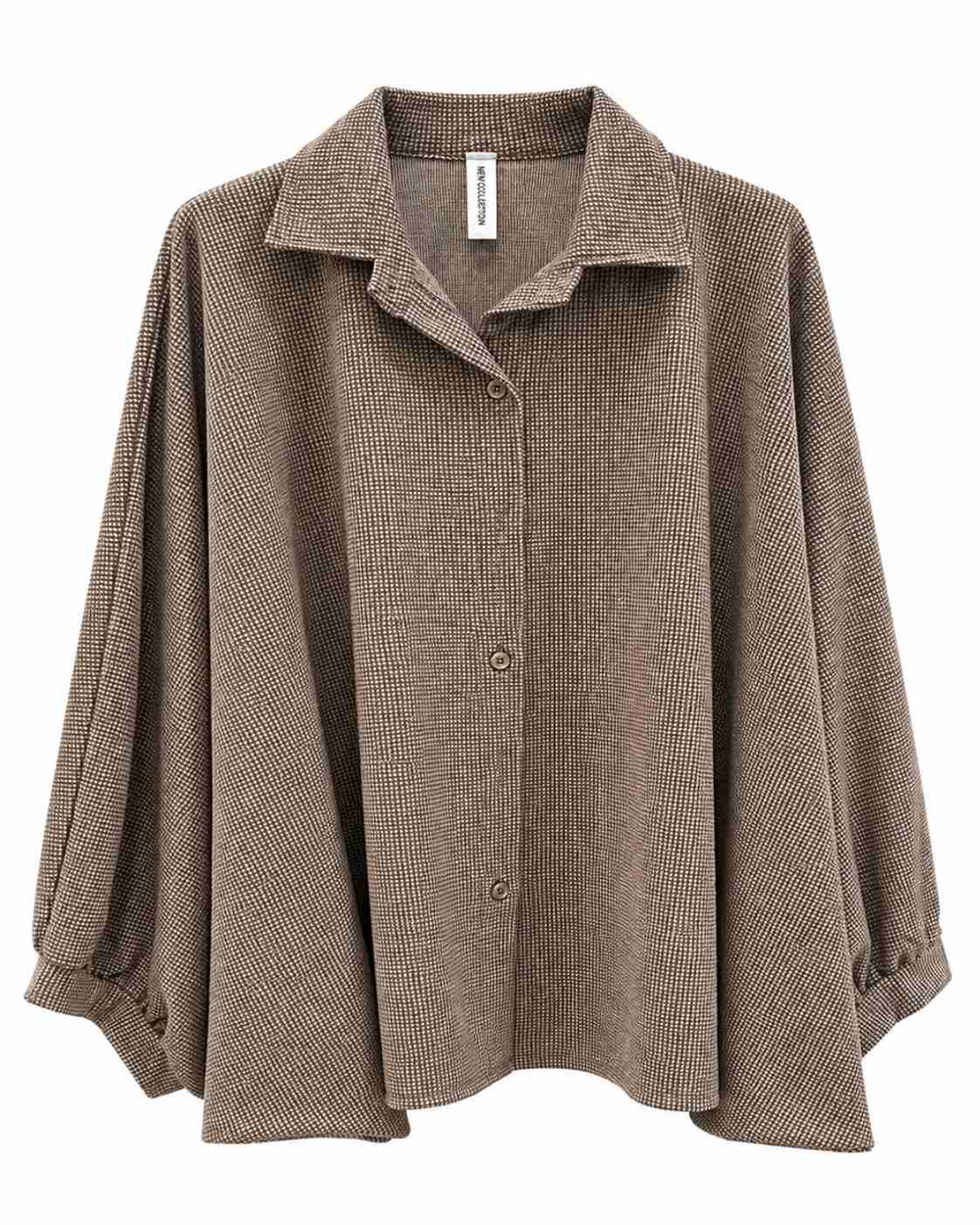 Camisa capa beige amplia con botones delanteros, cuello camisero y manga ancha