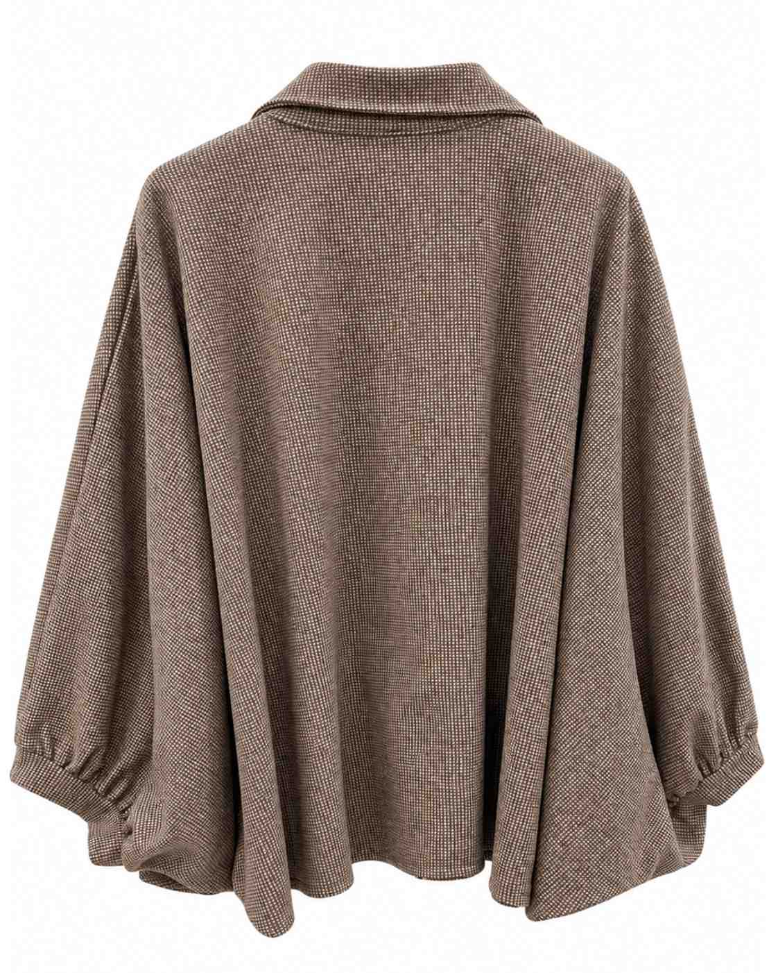 Camisa capa beige vista de espalda con corte amplio y caída fluida
