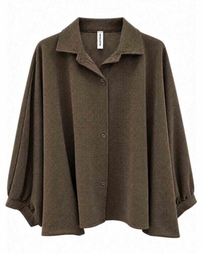 Camisa capa chocolate amplia con cuello camisero, botones delanteros y manga ancha