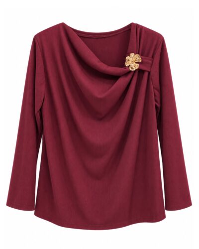 Camiseta joya burdeos con cuello drapeado y broche floral dorado