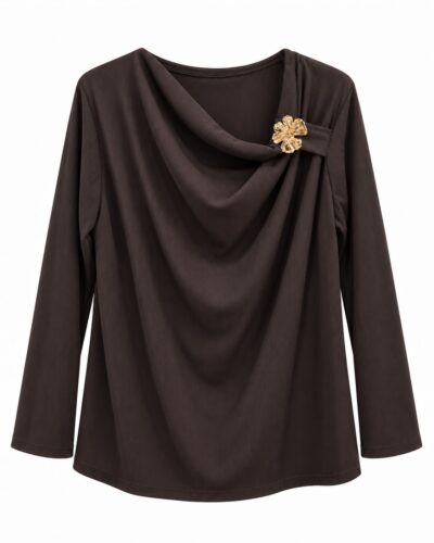 Camiseta joya chocolate con broche dorado y escote drapeado