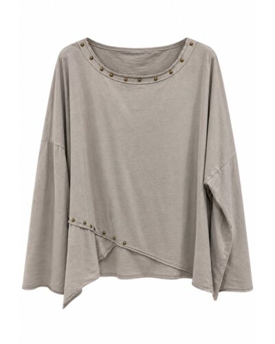 Camiseta Metal asimétrica beige con tachuelas en escote y bajo irregular