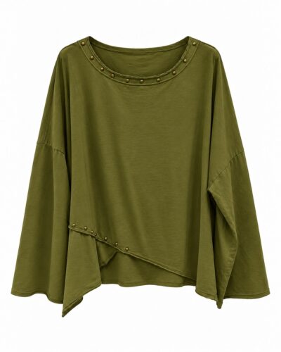 Camiseta Metal asimétrica verde con tachuelas doradas en escote y bajo irregular